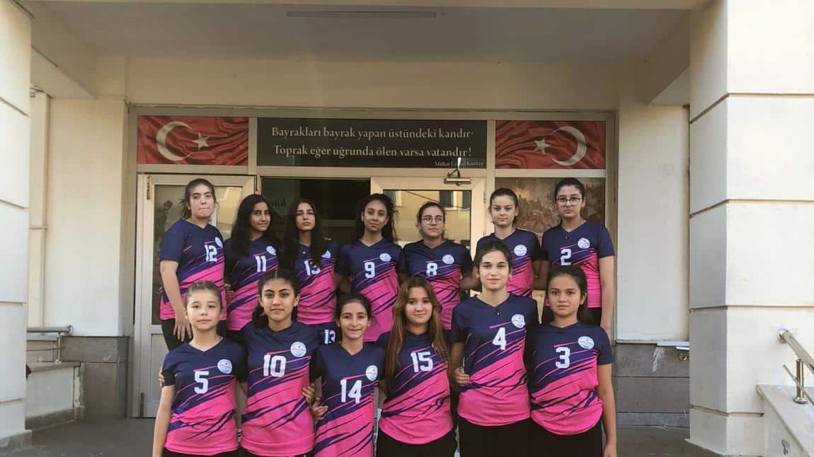 Okulumuz Kız Voleybol Takımı Yeni Formalarıyla Turnuvalara Hazır